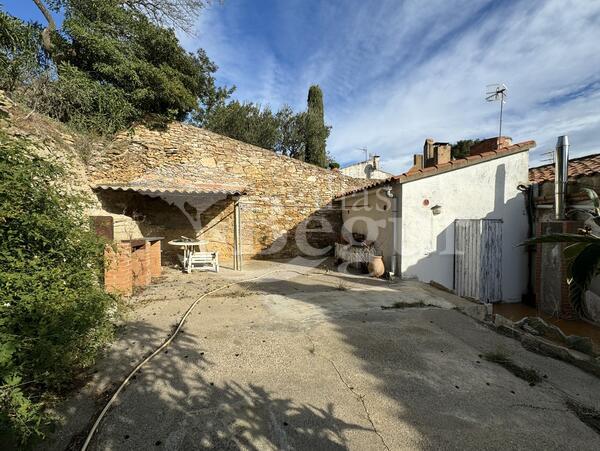 Town%20house%20with%20large%20rear%20patio%20located%20right%20in%20the%20center%20of%20Begur