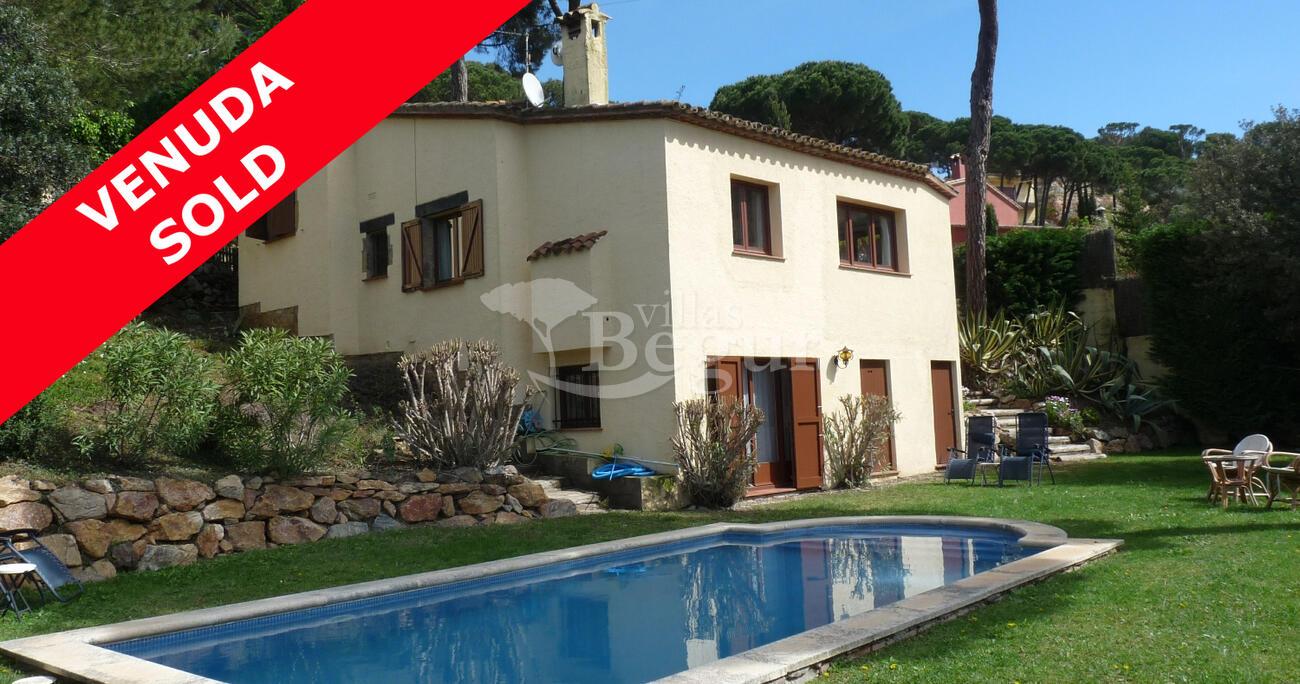 Detached house with private pool located in a quiet residential area