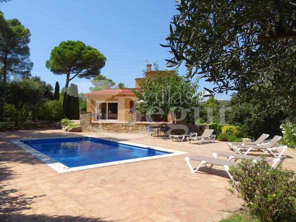 House%20with%20private%20pool%20and%20beautiful%20views%20over%20the%20mountains%20and%20sea