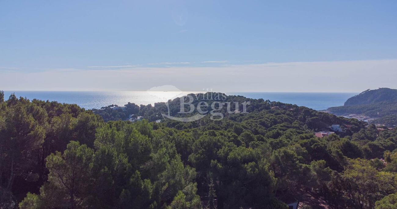 Terreny amb belles vistes al mar situat a 1,5 km de la Platja de Tamariu