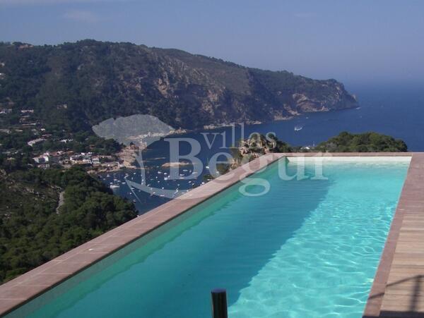 Modern%20villa%20with%20private%20pool%20and%20stunning%20views%20over%20the%20sea%20and%20Aiguablava%20coast