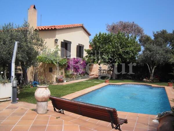 Sunny%20individual%20house%20with%20private%20pool%20located%20in%20a%20quiet%20residential%20area