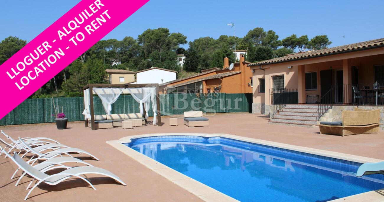 Detached house with pool and large terrace in a quiet residential area