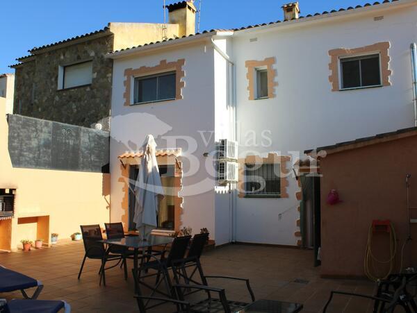 Townhouse%20located%20in%20a%20quiet%20neighborhood%20with%20walking%20distance%20of%20the%20center%20of%20Begur