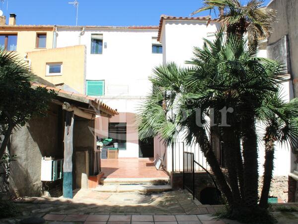 Typical%20townhouse%20with%20large%20terrace%20located%20right%20in%20the%20center%20of%20Begur