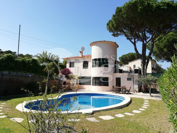Beautiful%20detached%20house%20with%20garden%2C%20private%20pool%20and%20lovely%20sea%20view