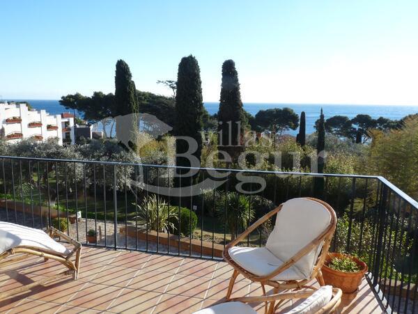 Apartment%20with%20sea%20views%20within%20walking%20distance%20of%20the%20beach