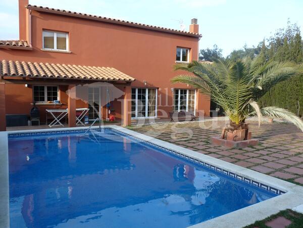Detached%20house%20with%20private%20pool%20located%20in%20a%20residential%20area
