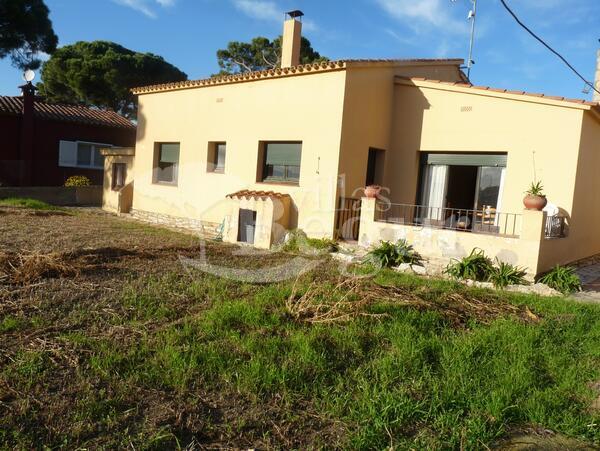 Sunny%20detached%20house%20with%20large%20garden%20located%20near%20the%20center%20of%20Begur