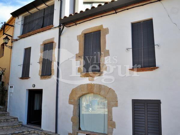 Townhouse%20with%20garden%20and%20private%20pool%20located%20just%20in%20the%20center%20of%20Begur