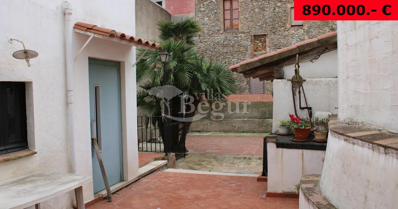 Townhouse with large terrace located right in the center of Begur